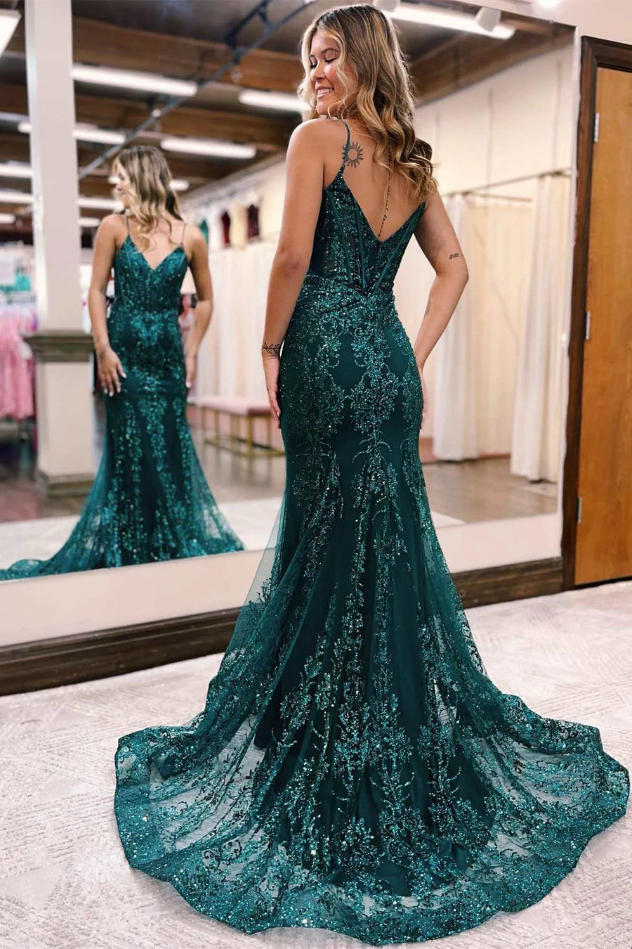 Vestido de fiesta de sirena con escote en V y apliques brillantes